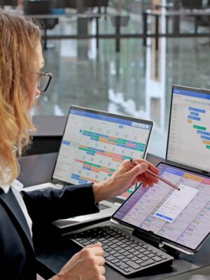 Frau-im-Buero-checkt-Software-Kalender E-Mail Benachrichtigung